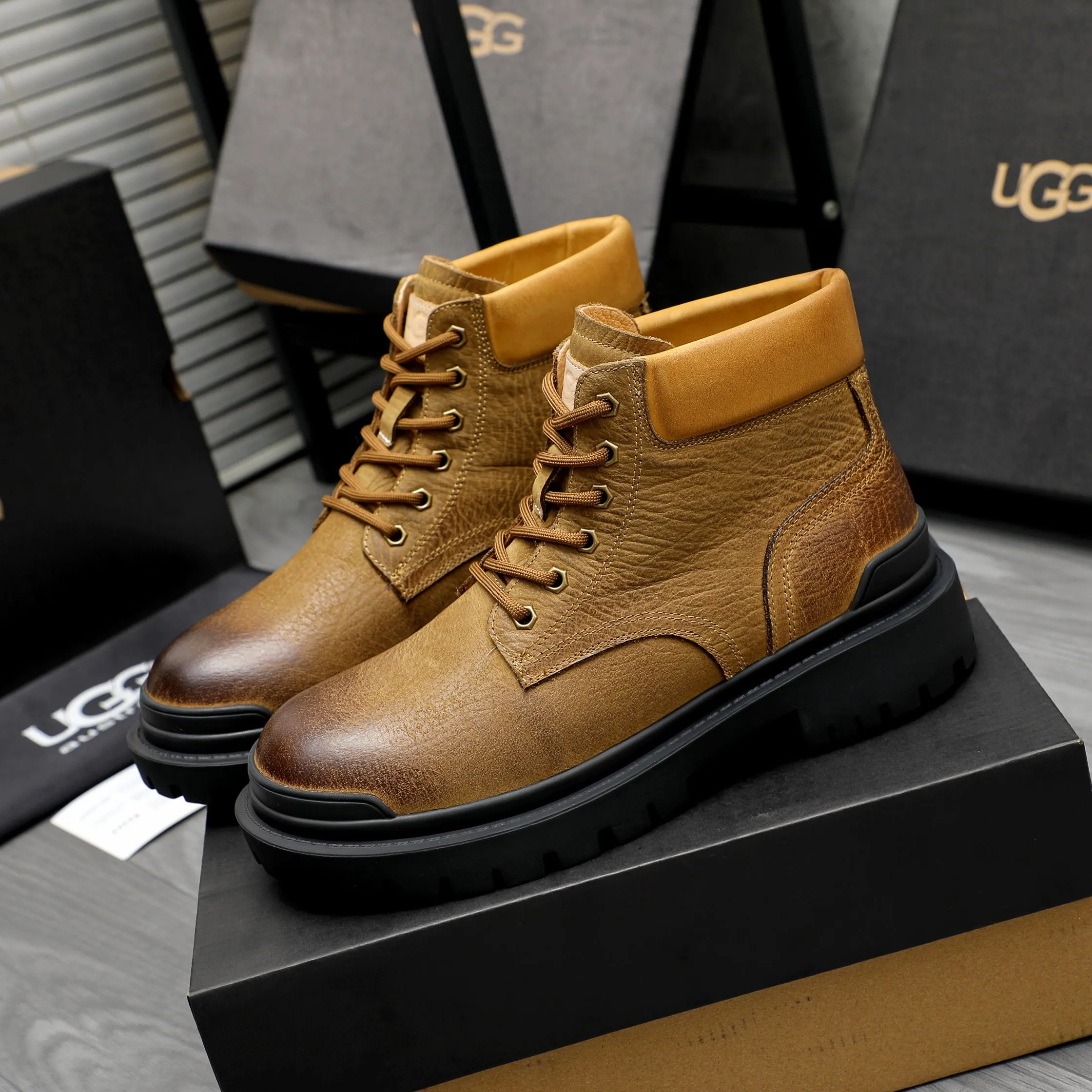 P620 Product trademark: "UGG" Gaobang men's shoes Regular size: 39-44 Product materials: Selected color-brushed cowhide upper, wool lining, original outsole